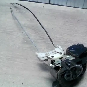 Ne maradj le HYUNDAI Elantra 2001.01.01-2003.12.31 Bal első ajtó zárszerkezet központi záras bontott alkatrész