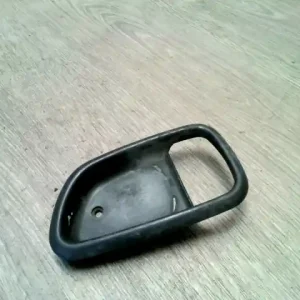 Utolsó esély HYUNDAI PONY 89-94 Bal első kilincsburkolat bontott alkatrész