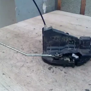 Végkiárusítás KIA CARNIVAL Bal első ajtó zárszerkezet központi záras bontott alkatrész