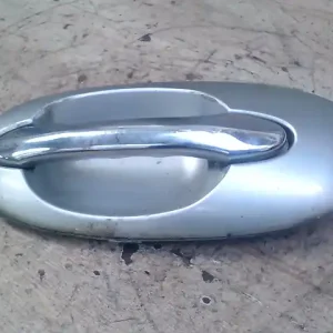 Azonnal elérhető KIA CARNIVAL Bal hátsó külső kilincs bontott alkatrész