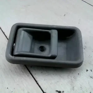 Azonnali szállítás KIA PRIDE Bal hátsó belső kilincs bontott alkatrész