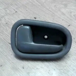 Árengedmény KIA SPORTAGE 1995.06-1998.03 Bal hátsó belső kilincs 5 ajtós bontott alkatrész