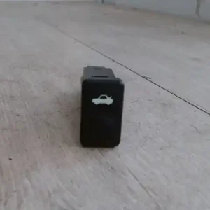 Expressz szállítás KIA SPORTAGE 1995.06-1998.03 Csomagtartó nyitó gomb bontott alkatrész