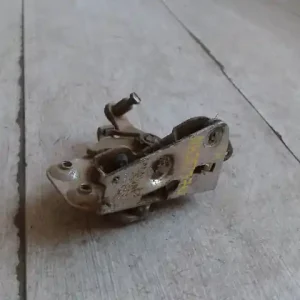 Végkiárusítás LADA 2107 Bal hátsó ajtó zárszerkezet mechanikus 4 ajtós bontott alkatrész