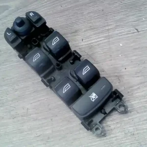 Végkiárusítás LANDROVER FREELANDER 2006-2014 Jobb első ablakemelő kapcsoló jobb kormányos. bontott alkatrész