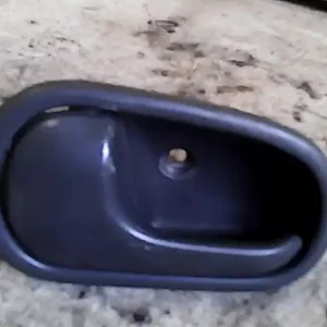 Akció MAZDA 121 90.12.01-96.02.28 Bal első belső kilincs bontott alkatrész