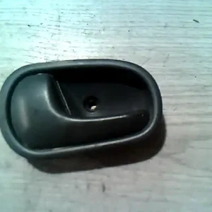 Végkiárusítás MAZDA 121 90.12.01-96.02.28 Bal hátsó belső kilincs bontott alkatrész