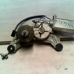 Vedd meg most MAZDA 323 94-98 Ablaktörlő motor hátsó2 vezetékes bontott alkatrész