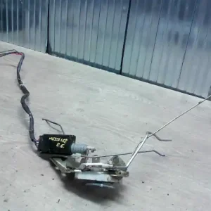 Újdonság MAZDA 323 94-98 Bal hátsó ajtó zárszerkezet központi záras 5 ajtós bontott alkatrész