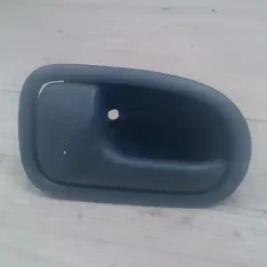 Vedd meg online MAZDA 323 94-98 Bal hátsó belső kilincs 4 ajtós bontott alkatrész