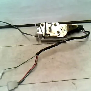 Szuper ajánlat MAZDA 323 98-01 Bal első ajtó zárszerkezet központi záras bontott alkatrész