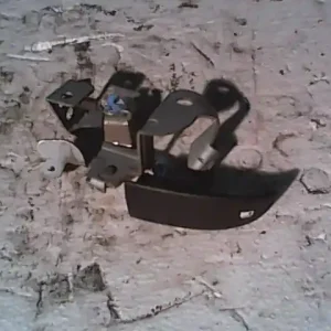 Árengedmény MAZDA 323 98-01 Tankajtó nyitó kar bontott alkatrész