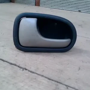 Azonnal elérhető MAZDA 323F 98-04 Bal első belső kilincs bontott alkatrész