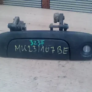 Utolsó esély MAZDA 323F 98-04 Bal első külső kilincs dugózárral, kulcs nélkül bontott alkatrész