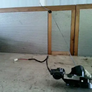 Végkiárusítás MAZDA 323F 98-04 Bal hátsó ajtó zárszerkezet központi záras bontott alkatrész