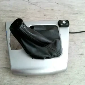 Utolsó esély MAZDA 5 2005.06.01-2008.01.31 Váltókar keret szoknyával bontott alkatrész