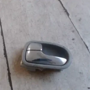 Ajánlat MAZDA 626 97.08-00.07 Bal első belső kilincs 4 ajtós bontott alkatrész