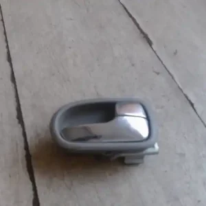 Végkiárusítás MAZDA 626 97.08-00.07 Jobb első belső kilincs 4 ajtós bontott alkatrész