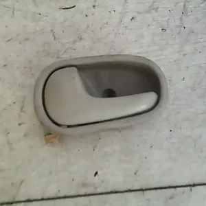 Akciós ár MAZDA DEMIO 98.08-00.05 Bal hátsó belső kilincs bontott alkatrész