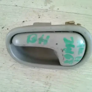 Azonnal elérhető MAZDA DEMIO 98.08-00.05 Bal hátsó belső kilincs bontott alkatrész