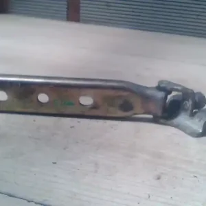 Árengedmény MAZDA E2200 Tolóajtó oldalajtó görgő jobb középső bontott alkatrész