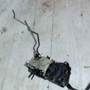 Szuper ajánlat MAZDA PREMACY 99.01-05.10 Bal hátsó ajtó zárszerkezet központi záras bontott alkatrész