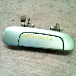 Rendeld meg most MAZDA PREMACY 99.01-05.10 Jobb hátsó külső kilincs bontott alkatrész