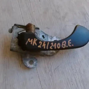 Kiárusítás MITSUBISHI CARISMA 95.05-99.07 Bal első belső kilincs 5 ajtós bontott alkatrész