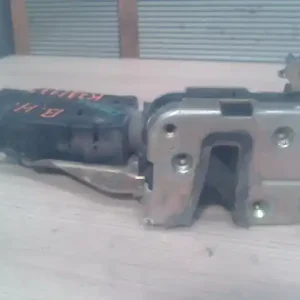 Exkluzív ajánlat MITSUBISHI CARISMA 95.05-99.07 Bal hátsó ajtó zárszerkezet központi záras 5 ajtós bontott alkatrész