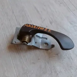 Különleges ajánlat MITSUBISHI CARISMA 95.05-99.07 Jobb első belső kilincs 5 ajtós bontott alkatrész