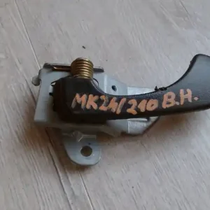 MITSUBISHI CARISMA 95.05-99.07 Bal hátsó belső kilincs 5 ajtós bontott alkatrész Expressz kézbesítés