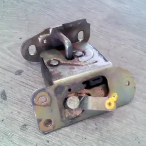 Azonnal elérhető MITSUBISHI CARISMA 95.05-99.07 Csomagtér ajtó zárszerkezet bontott alkatrész