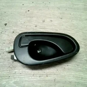 MITSUBISHI CARISMA 95.05-99.07 Jobb hátsó belső kilincs bontott alkatrész Árcsökkenés