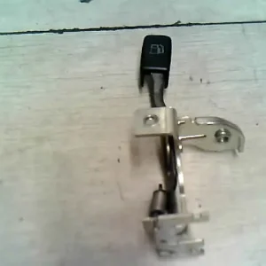 Alacsony ár MITSUBISHI CARISMA 95.05-99.07 Tankajtó nyitó kar bontott alkatrész