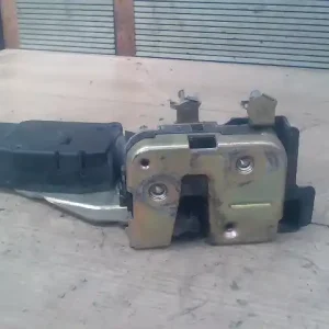 Szezonális akció MITSUBISHI CARISMA 99.08- Bal első ajtó zárszerkezet központi záras 5 ajtós bontott alkatrész