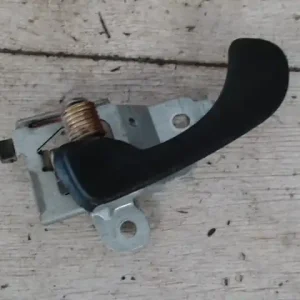 Árengedmény MITSUBISHI CARISMA 99.08- Bal hátsó belső kilincs bontott alkatrész