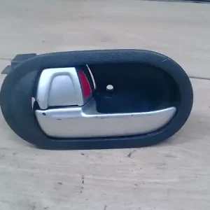 Szezonális akció MITSUBISHI COLT 04.04-08.09 Bal hátsó belső kilincs 5 ajtós bontott alkatrész