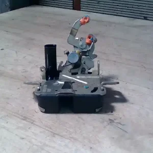 Azonnal elérhető MITSUBISHI COLT 04.04-08.09 Csomagtér ajtó zárszerkezet 5 ajtós bontott alkatrész