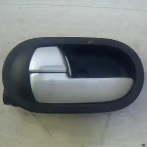 MITSUBISHI COLT 08.10- Bal első belső kilincs bontott alkatrész Árengedmény