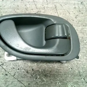 Azonnal elérhető MITSUBISHI COLT 96-98 Jobb első belső kilincs 3 ajtós bontott alkatrész