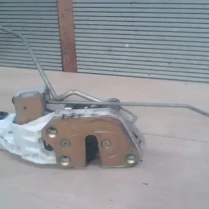 Korlátozott ajánlat MITSUBISHI COLT 98-03 Bal első ajtó zárszerkezet központi záras 3 ajtós bontott alkatrész