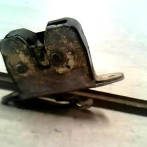 Biztonságos fizetés MITSUBISHI GALANT 92.11-96.10 Csomagtér ajtó zárszerkezet bontott alkatrész