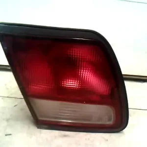 Árengedmény MITSUBISHI GALANT 92.11-96.10 Bal belső hátsó lámpa bontott alkatrész