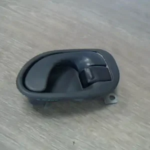 MITSUBISHI GALANT 92.11-96.10 Bal első belső kilincs bontott alkatrész Ingyenes szállítás