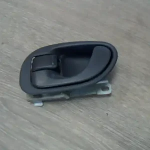 Kedvezményes ár MITSUBISHI GALANT 92.11-96.10 Jobb hátsó belső kilincs bontott alkatrész