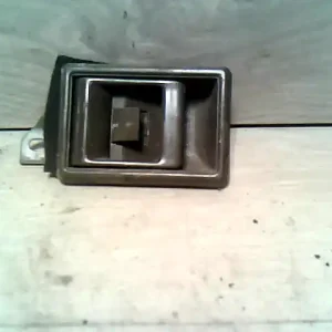 Azonnali szállítás MITSUBISHI L200 Bal hátsó belső kilincs bontott alkatrész