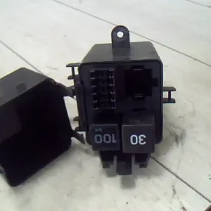 Végkiárusítás VW GOLF IV. Relé csatlakozórelétartó bontott alkatrész