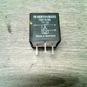 AUDI A3 96-00 üzemanyag szivattyú relé 1.9 d bontott alkatrész Outlet