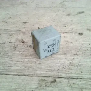 Legkelendőbb AUDI A4 01-04 Relé bontott alkatrész