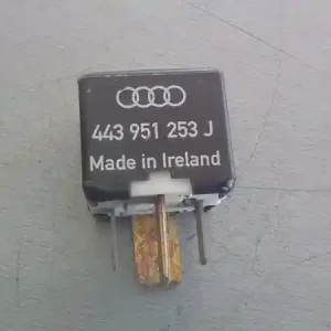 Ne maradj le AUDI A4 94-98 Relé bontott alkatrész